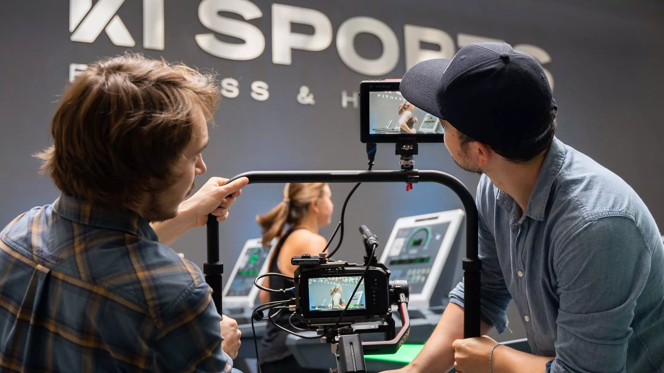 VierEcken, Filmproduktion, Kiel, Schleswig-Holstein, Videoproduktion, Produktionsteam, Postproduktion, Unternehmensfilm, Imagefilm, Werbefilm, Video, Eventfilm, Erklärvideo, Produktvideo, Recruitingvideo, Mitarbeitergewinnung, Social Recruiting, Personalmarketing, Kreativagentur, Medienagentur, Multimediaagentur, Filmagentur, Social Media Marketing, Employer Branding, Podcast, Vierecken Podcast, Deutschland